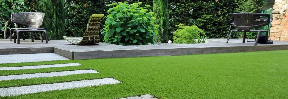 Moderner Garten mit Kunstrasen